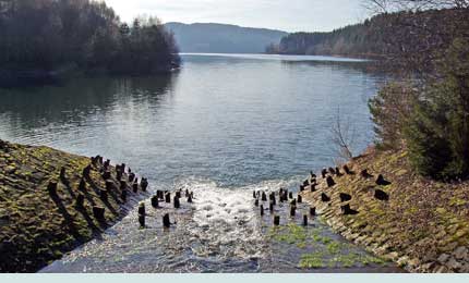 Blick auf den Staudamm der Vorsperre Große Dhünn